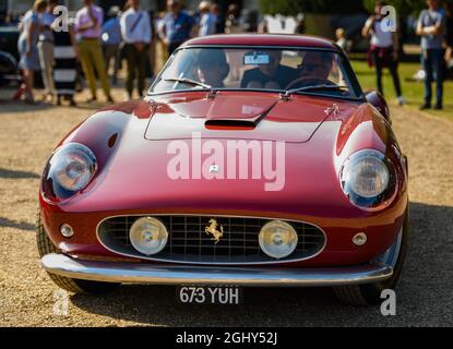 1957 Ferrari 250GT Tour de France sulla strada per raccogliere il Berlinetta Class Award al Concours of Elegance 2021 di Hampton Court Foto Stock