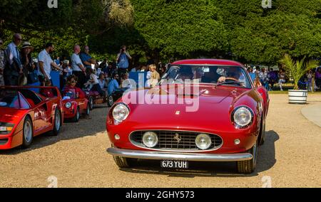 1957 Ferrari 250GT Tour de France sulla strada per raccogliere il Berlinetta Class Award al Concours of Elegance 2021 di Hampton Court Foto Stock