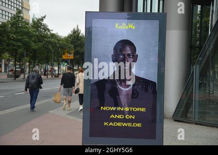 Pubblicità via KaDeWe a Potsdamer Platz a Berlino, Germania - 4 settembre 2021. Foto Stock