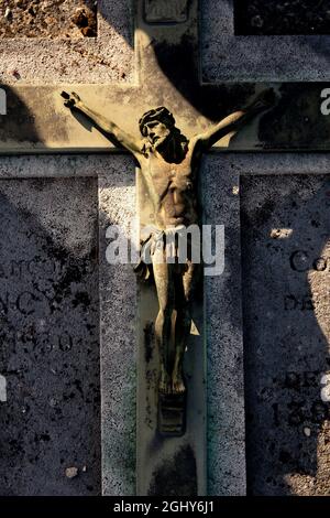 Statua di Gesù Cristo in un piccolo cimitero francese di campagna Foto Stock