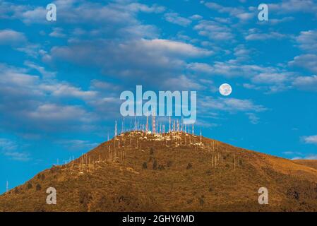 Luna piena dal vulcano Pichincha all'alba, Quito, Ecuador. Foto Stock