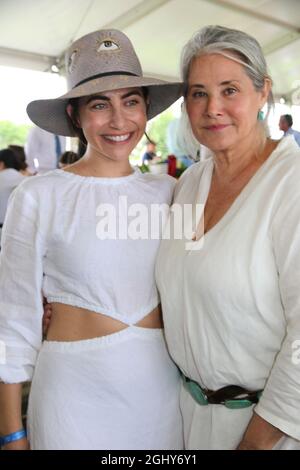 HAMPTONS, NY - 5 SETTEMBRE: Stella Keitel e Lorraine Bracco all'Hampton Classic Grand Prix 2021 che chiude il 5 settembre 2021 all'Hampton's di New York. Credit IZ/MediaPunch Foto Stock