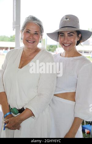 HAMPTONS, NY - 5 SETTEMBRE: Stella Keitel e Lorraine Bracco all'Hampton Classic Grand Prix 2021 che chiude il 5 settembre 2021 all'Hampton's di New York. Credit IZ/MediaPunch Foto Stock