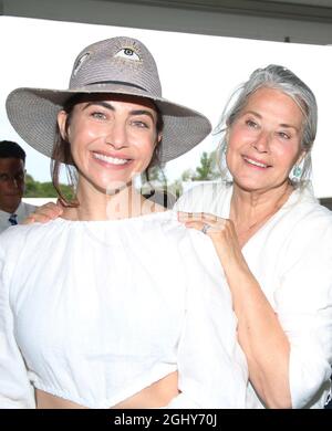 HAMPTONS, NY - 5 SETTEMBRE: Stella Keitel e Lorraine Bracco all'Hampton Classic Grand Prix 2021 che chiude il 5 settembre 2021 all'Hampton's di New York. Credit IZ/MediaPunch Foto Stock