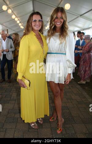 HAMPTONS, NY - 5 SETTEMBRE: Brooke Shields e Kelly Benisimon all'Hampton Classic Grand Prix 2021 che chiude il 5 settembre 2021 all'Hampton's di New York. Credit IZ/MediaPunch Foto Stock