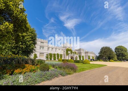 Vista frontale del West Dean College of Arts and Conservation nella tenuta West Dean nel West Sussex, vicino Chichester Foto Stock