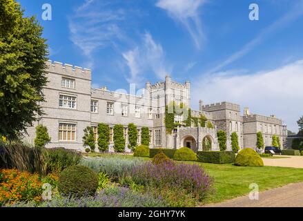 Vista frontale del West Dean College of Arts and Conservation nella tenuta West Dean nel West Sussex, vicino Chichester Foto Stock