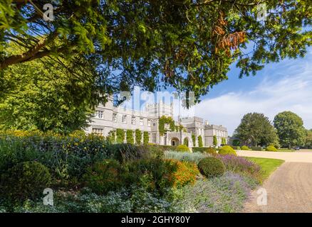 Vista frontale del West Dean College of Arts and Conservation nella tenuta West Dean nel West Sussex, vicino Chichester Foto Stock