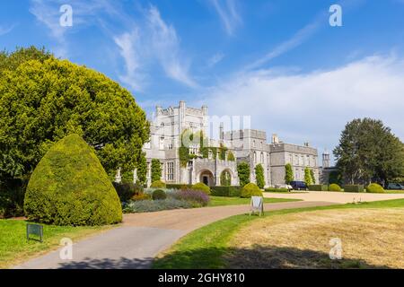 Vista frontale del West Dean College of Arts and Conservation nella tenuta West Dean nel West Sussex, vicino Chichester Foto Stock