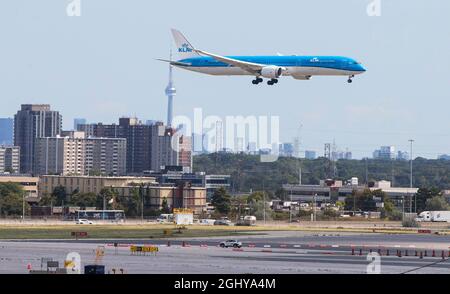 Mississauga, Canada. 7 Settembre 2021. Un aereo si prepara a atterrare all'Aeroporto Internazionale Pearson di Toronto a Mississauga, Ontario, Canada, il 7 settembre 2021. Il Canada ha iniziato martedì a consentire l'ingresso per stranieri completamente vaccinati che hanno avuto un corso completo di un vaccino COVID-19 approvato da Health Canada. Credit: Zou Zheng/Xinhua/Alamy Live News Foto Stock