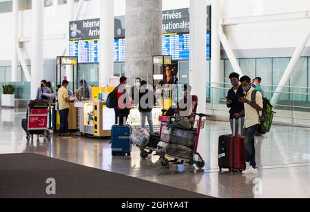 Mississauga, Canada. 7 Settembre 2021. I viaggiatori che indossano maschere facciali sono visti nella sala degli arrivi dell'Aeroporto Internazionale Pearson di Toronto a Mississauga, Ontario, Canada, il 7 settembre 2021. Il Canada ha iniziato martedì a consentire l'ingresso per stranieri completamente vaccinati che hanno avuto un corso completo di un vaccino COVID-19 approvato da Health Canada. Credit: Zou Zheng/Xinhua/Alamy Live News Foto Stock