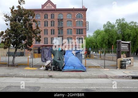 LOS ANGELES, CALIFORNIA, 18 AGO 2021: Tenda senza tetto al centro storico di Arcadia e Main Street. Foto Stock