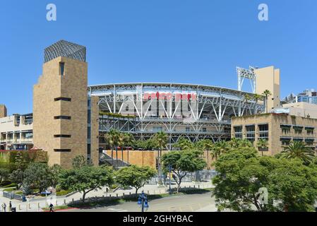 SAN DIEGO, CALIFORNIA - 25 AGOSTO 2021: Petco Park, casa dei San Diego Padres, visto dal Ponte pedonale di Harbour Drive. Foto Stock