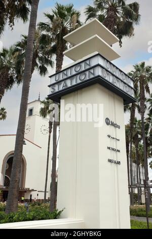 LOS ANGELES, CALIFORNIA - 18 AGO 2021: Segnale Union Station con la stazione e la torre dell'orologio sullo sfondo. Foto Stock