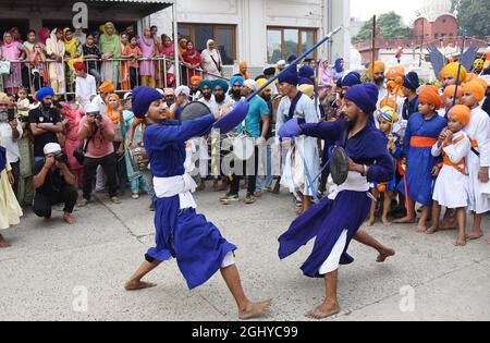 Amritsar, India. 07 settembre 2021. AMRITSAR, INDIA - 7 SETTEMBRE: Giovani Sikh che si esibiscono a Gatka durante un Nagar Kirtan da Gurudwara Ramsar al Tempio d'Oro in occasione del 417° anniversario dell'installazione di Sri Guru Granth Sahib il 7 settembre 2021 ad Amritsar, India. (Foto di Sameer Sehgal/Hindustan Times/Sipa USA) Credit: Sipa USA/Alamy Live News Foto Stock