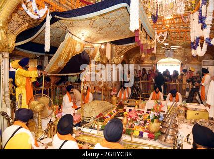 Amritsar, India. 07 settembre 2021. AMRITSAR, INDIA - 7 SETTEMBRE: Una visione del Jalau (spettacolo di splendore) esposto nel santuario al Tempio d'Oro in occasione del 417° anniversario di installazione di Sri Guru Granth Sahib il 7 settembre 2021 ad Amritsar, India. (Foto di Sameer Sehgal/Hindustan Times/Sipa USA) Credit: Sipa USA/Alamy Live News Foto Stock
