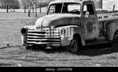 abbandonato meteo e arrugginito camion sulla fattoria Foto Stock