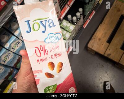 Foto di una bottiglia di cartone di latte di mandorle con il logo di Joya in vendita a belgrado. Joya è un'azienda austriaca con sede a Vienna che commercializza un biologico Foto Stock