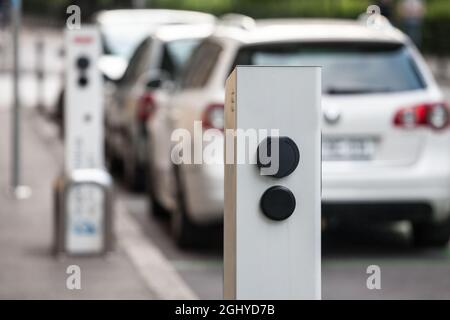 Immagine di un caricatore elettronico sloveno, una stazione di ricarica per auto elettriche nel centro della città di Lubiana, Slovenia, utilizzato per il pubblico per caricare il loro Foto Stock