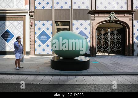 Londra, Regno Unito. 07 settembre 2021. 'Arte in Mayfair'. Scultura 'Oeuvre (anatra)' di Gavin Turk su New Bond Street. Credito: Waldemar Sikora Foto Stock