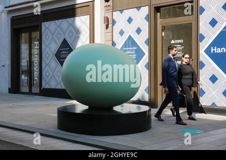 Londra, Regno Unito. 07 settembre 2021. 'Arte in Mayfair'. Scultura 'Oeuvre (anatra)' di Gavin Turk su New Bond Street. Credito: Waldemar Sikora Foto Stock