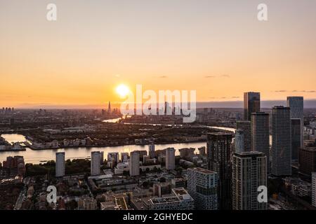 Vista panoramica aerea dello skyline di Londra est all'alba con grattacieli di Canary Wharf e un bel cielo colorato sullo sfondo Foto Stock