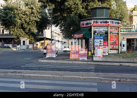 ROMA, ITALIA - 01 settembre 2019: Un negozio di vendita biglietti per autobus turistici a Roma Foto Stock