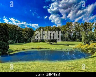 Lago nel parco in un pomeriggio di settembre. Foto Stock