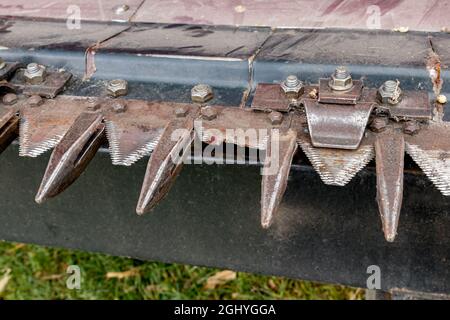 Lama della falce rotta sulla piattaforma della soia della mietitrebbia. Concetto di manutenzione, riparazione e assistenza delle attrezzature agricole Foto Stock