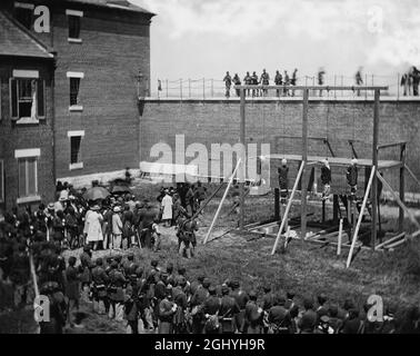 Le esecuzioni dei cospiratori nell'assassinio di Abraham Lincoln il 7 luglio 1865. I quattro impiccati furono Mary Surratt, Lewis Powell, David Herold, George Atzerodt Foto Stock