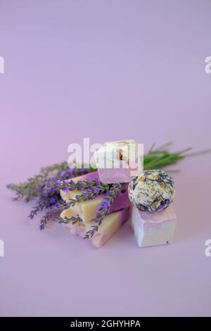 Lavanda bagno bombe e sapone, fiori di lavanda. Spa e aromaterapia. Cosmetici biologici a base di erbe con estratto di lavanda. Bellezza e relax Foto Stock