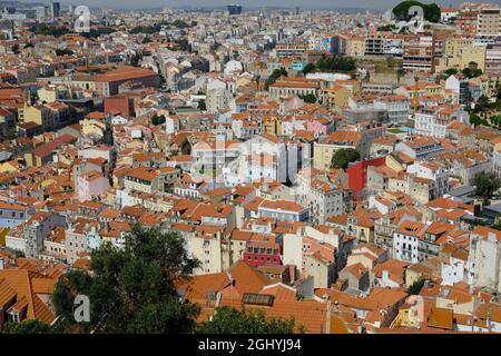 Portogallo Lisbona - Castello di Sao Jorge con vista sul centro storico Foto Stock