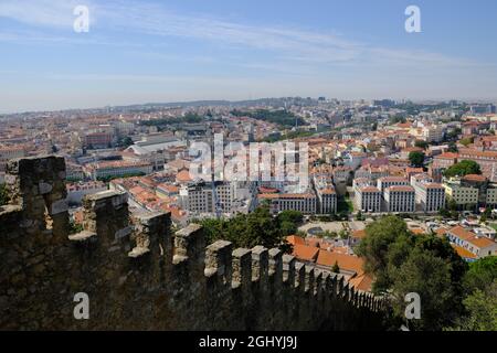 Portogallo Lisbona - Profilo del Castello di Sao Jorge con vista sul centro storico Foto Stock