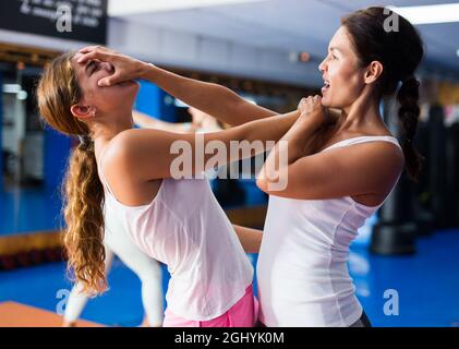 Due donne in coppia stanno addestrando le mosse di autodifesa Foto Stock