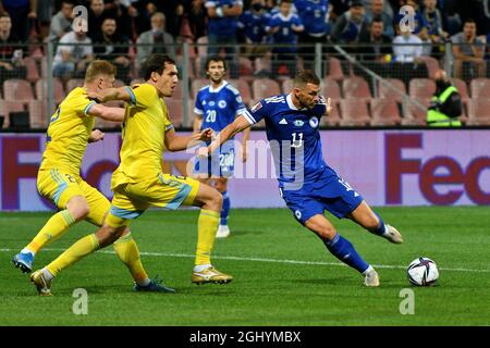 Zenica, Bosnia-Erzegovina (BIH). 7 Settembre 2021. Edin Dzeko (1° R) della Bosnia-Erzegovina compete durante la partita di qualificazione della Coppa del mondo FIFA tra Bosnia-Erzegovina (BiH) e Kazakistan a Zenica, Bosnia-Erzegovina (BiH), 7 settembre 2021. Credit: Nedim Grabovica/Xinhua/Alamy Live News Foto Stock