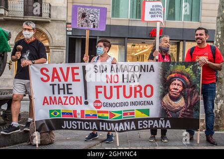 Brasile, 7 settembre, i manifestanti hanno un banner che dice, salvare l'amazzonia! Senza amazonia non c'è futuro durante la manifestazione.il giorno dell'indipendenza del Brasile, il 7 settembre, il presidente del Brasile, Jair Bolsonaro, ha convocato i suoi sostenitori in manifestazioni in tutto il paese e incita le minacce alla democrazia e un possibile colpo di Stato. Diversi gruppi e partiti politici del paese hanno reagito contro e invocato manifestazioni contro il presidente, a Barcellona un gruppo di brasiliani ha compiuto un atto contro il presidente delle Ramblas. Foto Stock