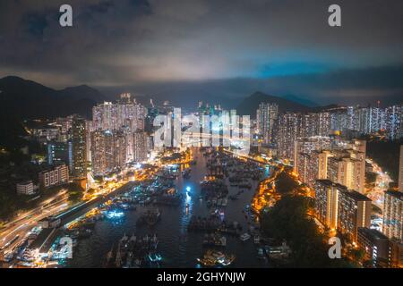 Splendida vista aerea notturna di Aberdeen, Hong Kong Foto Stock