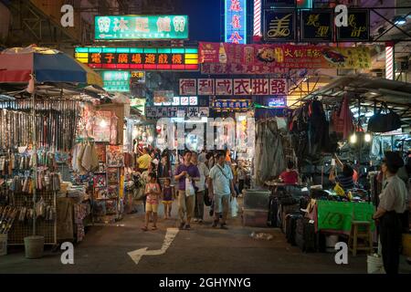 Un mercato di strada di notte a Sham Shui po, Kowloon, Hong Kong Foto Stock