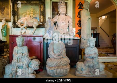 Parte dell'eclettica collezione di sculture asiatiche nella casa del "Museo delle sculture di pietra di Hong Kong" a Tai po, a conduzione privata Foto Stock