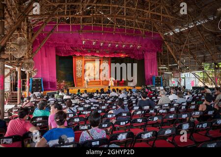 Una sala da concerto temporanea per spettacoli di opera cinese costruita interamente in bambù a Peng Chau, un'isola Outlying di Hong Kong Foto Stock