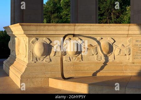 Caschi della prima Guerra Mondiale che decorano il bordo della mappa di rilievo del saliente Saint Mihiel al Monumento americano Montsec a Montsec (Mosa), Francia Foto Stock