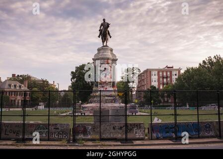 Monumento gated del generale confederato Robert e Lee sul suo viaggiatore a cavallo su Monument Avenue a Richmond Virginia, 5 settembre 2021, USA Foto Stock