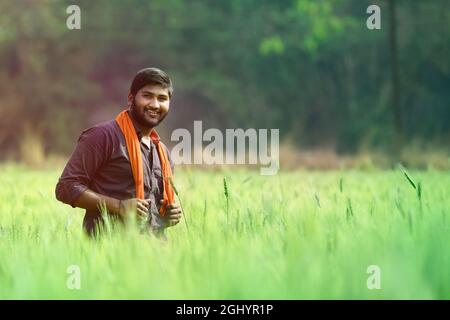 Agricoltore indiano con mano vuota per mettere il prodotto e puntare il dito a mano vuota Foto Stock