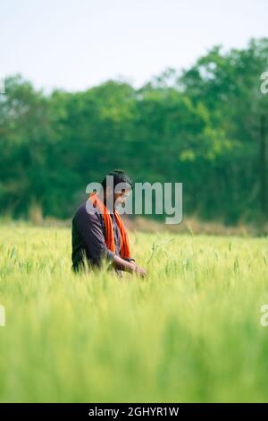 Agricoltore indiano con mano vuota per mettere il prodotto e puntare il dito a mano vuota Foto Stock