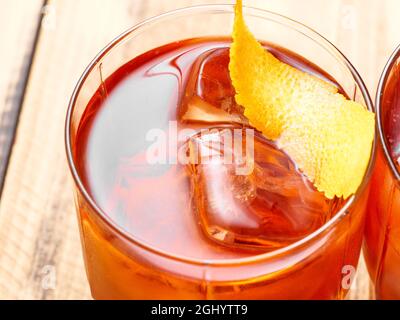 Vista dall'alto del cocktail Negroni, da vicino. Foto Stock