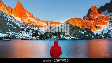 Escursione al bellissimo lago minareto, Ansel Adams Wilderness, Sierra Nevada, in California,USA.La stagione autunnale. Foto Stock