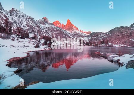 Escursione al bellissimo lago minareto, Ansel Adams Wilderness, Sierra Nevada, in California,USA.La stagione autunnale. Foto Stock