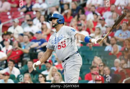 St. Louis, Stati Uniti. 08 settembre 2021. Los Angeles Dodgers Albert Pujols guarda il baseball lasciare il Busch Stadium, colpendo una casa solista corsa nel primo inning contro i St. Louis Cardinals a St. Louis Martedì, 7 settembre 2021. Foto di Bill Greenblatt/UPI Credit: UPI/Alamy Live News Foto Stock