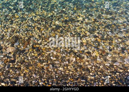 Sfondo da ciottoli di mare sulla spiaggia Foto Stock