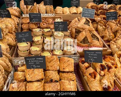 Torte appena fatte, panini e dolci salati in vendita su una bancarella di mercati al Malton Food Festival nella città di mercato di Malton, North Yorkshire in Foto Stock